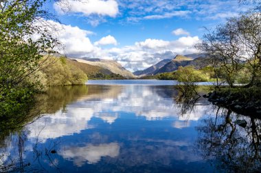 Arka plan - Galler Llyn Padarn Llanberis Snowdonia Milli Parkı'nda kalede Dolbadarn ile yansımalar