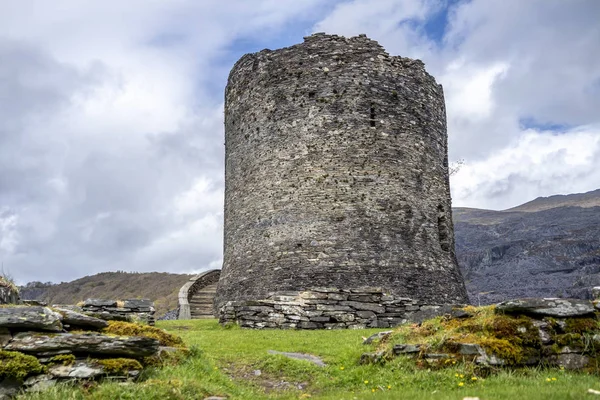 Castelo de Dolbadarn em Llanberis no Parque Nacional de Snowdonia, no País de Gales — Fotografia de Stock