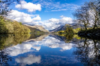 Arka plan - Galler Llyn Padarn Llanberis Snowdonia Milli Parkı'nda kalede Dolbadarn ile yansımalar