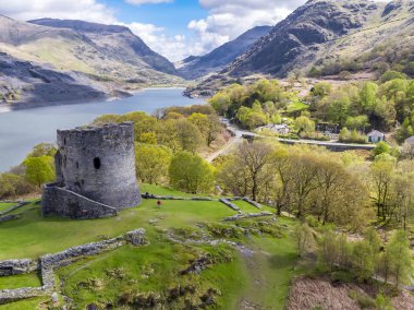 Llanberis Snowdonia Milli Parkı'nda Wales, Dolbadarn Kalesi hava