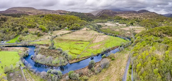 Luchtfoto van de rivier Glaslyn in lente - Snowdonia National Park - Wales — Stockfoto