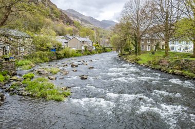 Beddgelert ' nın kalbinde, Smowdonia Milli Parkı Penarlag, Galler, İngiltere'de çalışan Glaslyn Nehri