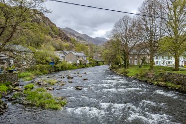 Beddgelert ' nın kalbinde, Smowdonia Milli Parkı Penarlag, Galler, İngiltere'de çalışan Glaslyn Nehri