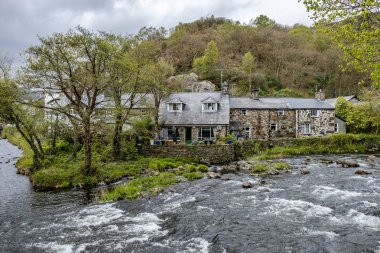 Beddgelert ' nın kalbinde, Smowdonia Milli Parkı Penarlag, Galler, İngiltere'de çalışan Glaslyn Nehri