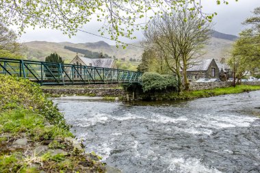 Beddgelert ' nın kalbinde, Smowdonia Milli Parkı Penarlag, Galler, İngiltere'de çalışan Glaslyn Nehri