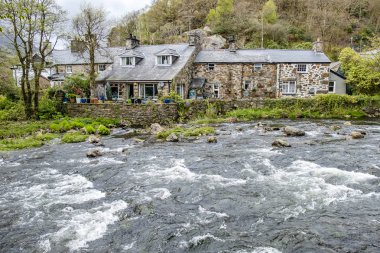 Beddgelert ' nın kalbinde, Smowdonia Milli Parkı Penarlag, Galler, İngiltere'de çalışan Glaslyn Nehri