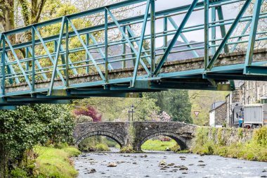 Beddgelert ' nın kalbinde, Smowdonia Milli Parkı Penarlag, Galler, İngiltere'de çalışan Glaslyn Nehri