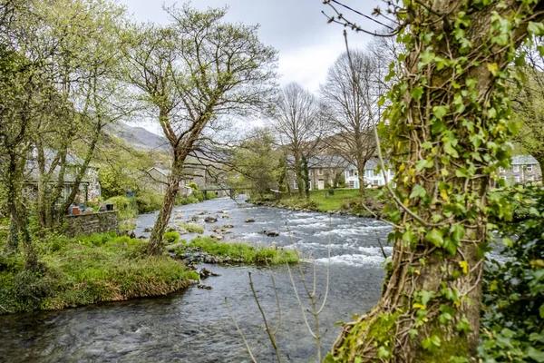 Glaslyn řeka protékající Beddgelert v srdci národního parku Smowdonia v Gwynedd, Wales, Velká Británie — Stock fotografie