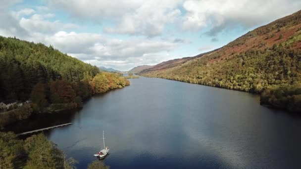 Volando a través del Gran Glen sobre el Lago Oich en las tierras altas escocesas - Reino Unido — Vídeos de Stock