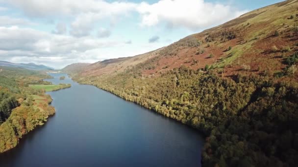 Voler à travers le Grand Glen au-dessus du Loch Oich dans les hautes terres écossaises - Royaume-Uni — Video