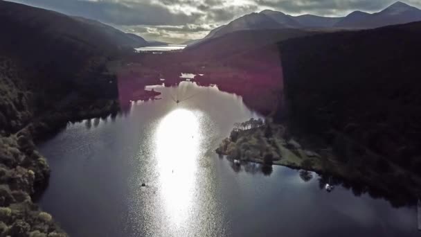 Volando a través del Gran Glen sobre el Lago Oich en las tierras altas escocesas - Reino Unido — Vídeos de Stock