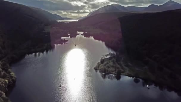 Voando através do Grande Glen acima de Loch Oich no planalto escocês Reino Unido — Vídeo de Stock