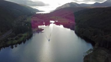 Loch Oich İskoç dağlık - İngiltere yukarıda büyük Glen ile uçan