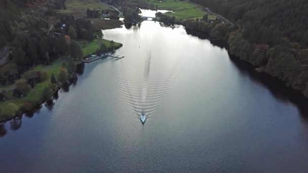 Loch Oich İskoç dağlık - İngiltere yukarıda büyük Glen ile uçan — Stok video