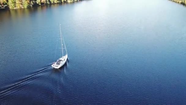 Voler à travers le Grand Glen au-dessus du Loch Oich vers le Loch Ness derrière un yacht à moteur blanc dans les hautes terres écossaises - Royaume-Uni — Video