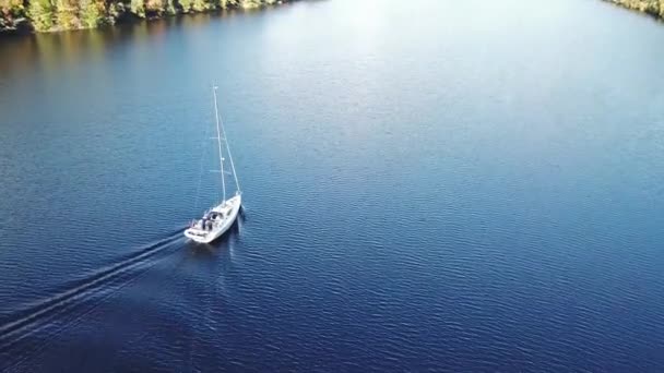 Voando através do Grande Glen acima Loch Oich para Loch Ness atrás de um iate a motor branco nas terras altas escocesas Reino Unido — Vídeo de Stock