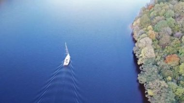 Loch Oich Loch Ness doğru yukarıda büyük Glen ile uçan arkasında beyaz bir Motoryat İskoç dağlık - Amerika Birleşik Devletleri