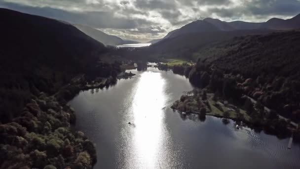 Repül a nagy Glen felett a Loch Oich, a skót felföldön - Egyesült Királyság — Stock videók