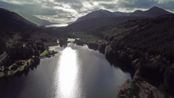 Voler à travers le Grand Glen au-dessus du Loch Oich dans les hautes terres écossaises - Royaume-Uni — Video