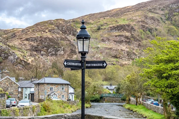 View from the Beddgelert bridge over the River Colwyn in the heart of Snowdonia National Park — Stock Image View from the Beddgelert bridge over the River Colwyn in the heart of Snowdonia National Park Stock Image