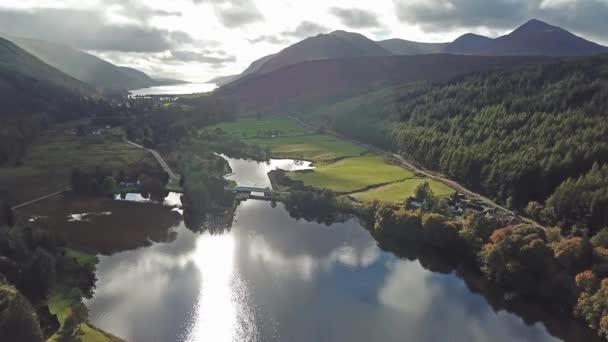 Volare attraverso il Great Glen sopra Loch Oich negli altopiani scozzesi - Regno Unito — Video Stock