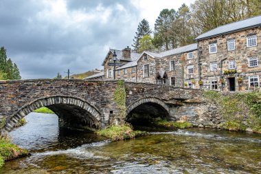 Nehir Colwyn Snowdonia Milli Parkı kalbinde üzerinde seyir