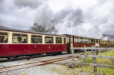 FFESTINIOG, Galler - 03 Mayıs 2018: FFESTINIOG Buhar tarafından geçen Snowdonia Milli Parkı, Galler, Birleşik Krallık, Avrupa demiryolu