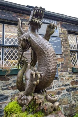 Beddgelert, Galler - 03 Mayıs 2018: Tarihi kent ahşap dragon ayakta