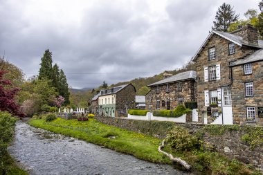 Beddgelert, Galler - 03 Mayıs 2018: Beddgelert birçok evlerde tarihi geleneksel taş evler vardır