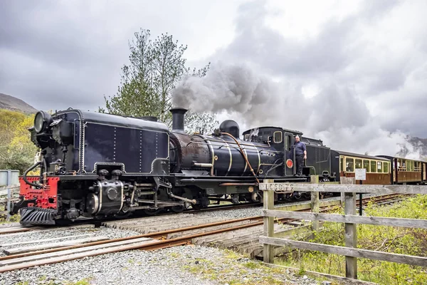FFESTINIOG, WALES - 03 mai 2018 : Ffestiniog Steam Railway passe dans le parc national de Snowdonia, Pays de Galles, Royaume-Uni, Europe — Photo