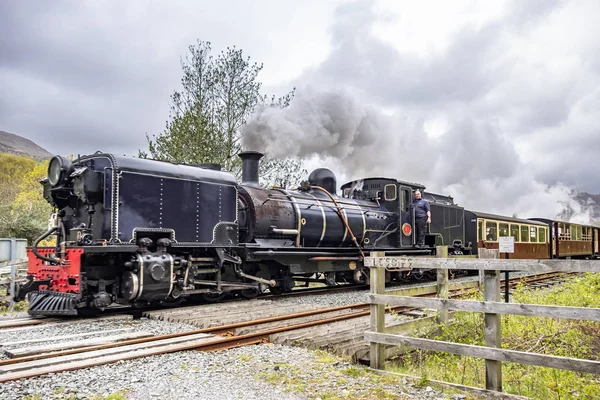 Ffestiniog, wales - mai 03 2018: ffestiniog dampfeisenbahn im snowdonia nationalpark, wales, vereinigtes königreich, europa — Stockfoto