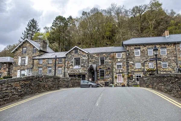 Beddgelert, Wales - 03. května 2018: Mnoho domů ve městě Beddgelert jsou historické tradiční kamenné chalupy — Stock fotografie