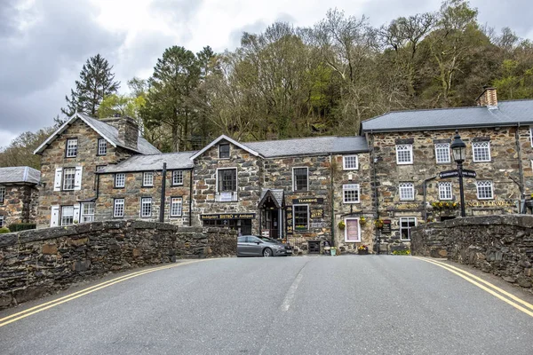 Beddgelert, Wales - mei 03 2018: Veel huizen in Beddgelert zijn historische traditionele stenen/b & b — Stockfoto