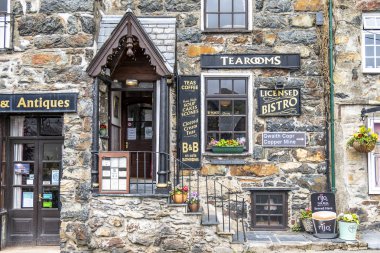 Beddgelert, Galler - 03 Mayıs 2018: Beddgelert birçok evlerde tarihi geleneksel taş evler vardır