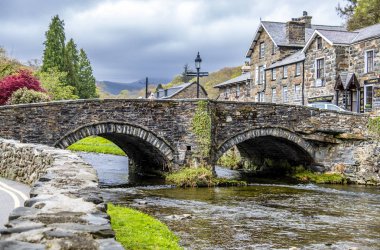 Beddgelert, Galler - 03 Mayıs 2018: nehir Colwyn Snowdonia Milli Parkı kalbinde üzerinde seyir