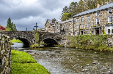 Beddgelert, Galler - 03 Mayıs 2018: nehir Colwyn Snowdonia Milli Parkı kalbinde üzerinde seyir