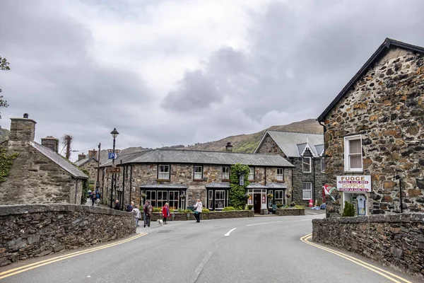 Beddgelert, Wales - mei 03 2018: Veel huizen in Beddgelert zijn historische traditionele stenen/b & b — Stockfoto