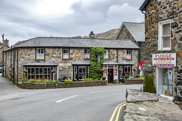 Beddgelert, Wales - 03. května 2018: Mnoho domů ve městě Beddgelert jsou historické tradiční kamenné chalupy — Stock fotografie