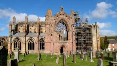 İskoç sınırları harabelerde Melrose Abbey
