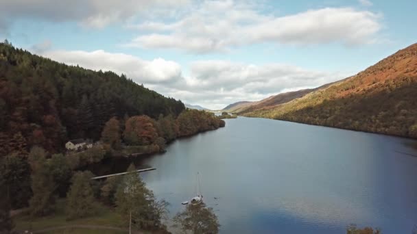 Voando através do Grande Glen acima de Loch Oich em direção a Loch Ness no planalto escocês Reino Unido — Vídeo de Stock