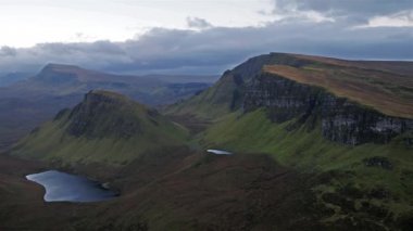 Quiraing getire na Suiramach, Isle of Skye, Highland, İskoçya, İngiltere Doğu yüzündeki gündoğumu sırasında üzerinde sinematik uçuş
