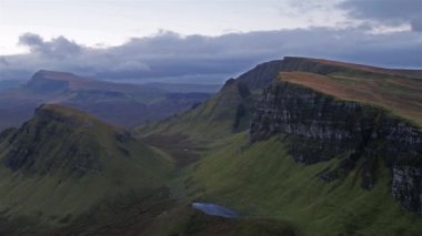 Quiraing getire na Suiramach, Isle of Skye, Highland, İskoçya, İngiltere Doğu yüzündeki gündoğumu sırasında üzerinde sinematik uçuş