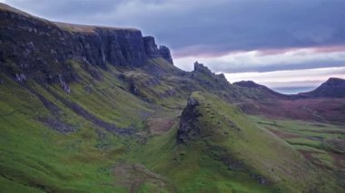 Quiraing getire na Suiramach, Isle of Skye, Highland, İskoçya, İngiltere Doğu yüzündeki gündoğumu sırasında üzerinde sinematik uçuş