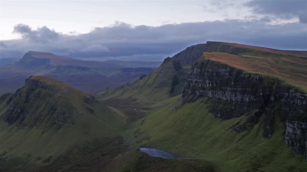 Filmiska flygning över Quiraing under soluppgången på östra framsida Meall na Suiramach, Isle of Skye, Highland, Skottland, Storbritannien — Stockvideo