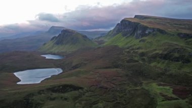 Quiraing getire na Suiramach, Isle of Skye, Highland, İskoçya, İngiltere Doğu yüzündeki gündoğumu sırasında üzerinde sinematik uçuş