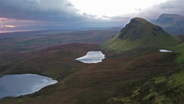 Filmische vlucht over de Quiraing tijdens zonsopgang op de oostelijke gezicht voor Meall nb Suiramach, Isle of Skye, Schotland, Uk — Stockvideo