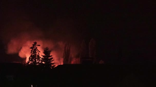 Holderberg, Moers - Germania 08 noiembrie 2018: Incendiu teribil în satul Holderberg — Videoclip de stoc