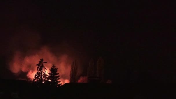Holderberg, Moers - Tyskland November 08 2018: Fruktansvärda elden brinnande i byn av Holderberg — Stockvideo