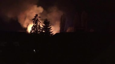 Holderberg, Moers - Almanya 08 Kasım 2018: Holderberg köyü yanan yangın