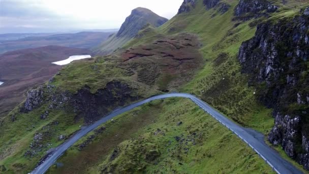 Vista aérea de la carretera de paso de montaña Quiraing durante el amanecer en la cara oriental de Meall na Suiramach, Isla de Skye, Highland, Escocia, Reino Unido — Vídeo de stock